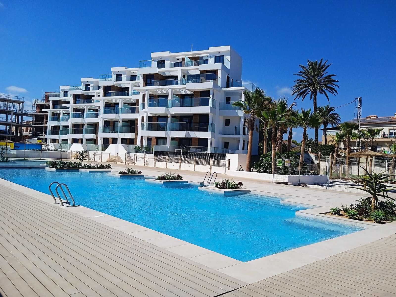 Apartamentowiec z kompleksem basenowym